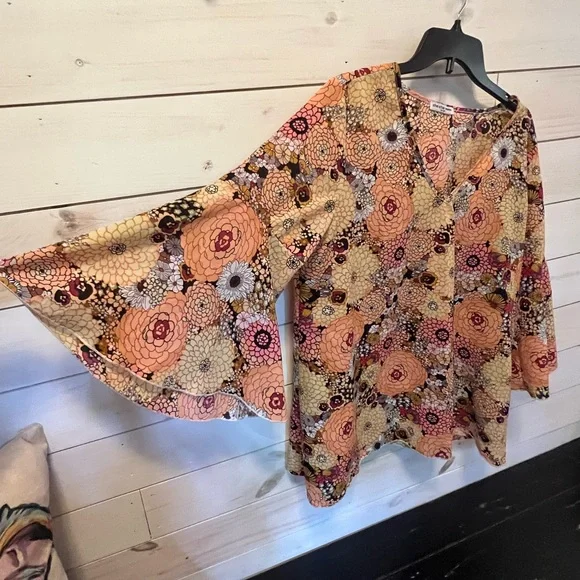 Cha Cha Vente Floral Blouse V neck Bell Sleeves Size L - Picture 5 of 5